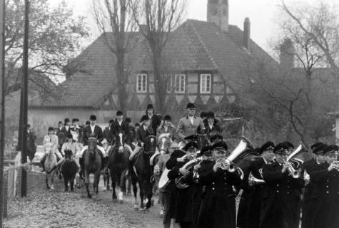 ARH NL Mellin 02-182/0002, Musiker der Feuerwehr bei einer Reitjagd, um 1970