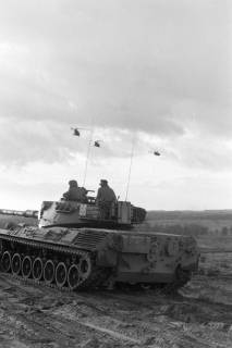 ARH NL Mellin 02-182/0010, Panzer im Gelände und drei Helikopter in der Luft, um 1970