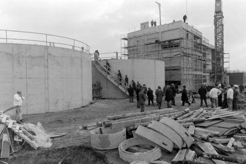 ARH NL Mellin 02-183/0003, Gruppe von Personen zur Besichtigung auf einer Baustelle (des Bauunternehmens Ludwig Freytag), um 1970