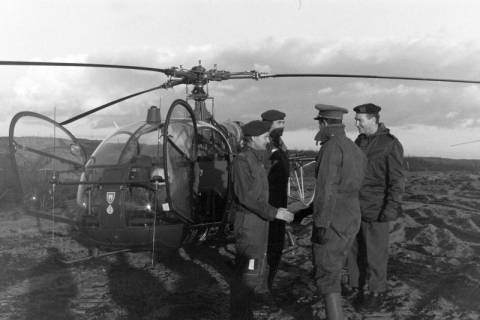 ARH NL Mellin 02-183/0007, Belgische Streitkräfte? (zu Besuch?) auf einem Militär-Übungsgelände mit einem Helikopter, um 1970