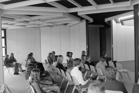 ARH NL Mellin 02-184/0003, Gottesdienst im Kirchensaal des Gemeindezentrums der Ev.-luth. St.-Paulus-Kirchengemeinde, Burgdorf, wohl 1973