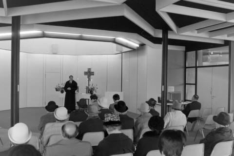 ARH NL Mellin 02-184/0004, Gottesdienst im Kirchensaal des Gemeindezentrums der Ev.-luth. St.-Paulus-Kirchengemeinde, Burgdorf, wohl 1973