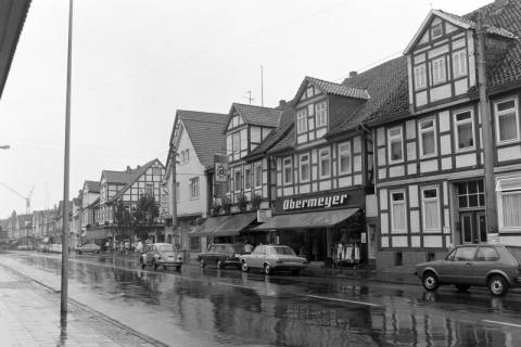 ARH NL Mellin 02-185/0005, Blick auf die Geschäfte in der Marktstraße, Burgdorf, um 1975
