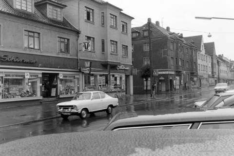 ARH NL Mellin 02-185/0006, Blick auf die Geschäfte in der Burgdorfer Straße, Ecke Grünstraße, Lehrte, um 1970