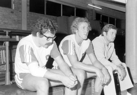 ARH NL Mellin 02-185/0008, Handballspieler auf einer Bank am Spielfeldrand sitzend, um 1970