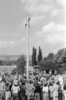 ARH NL Mellin 02-185/0011, Maibaumklettern(?), um 1970