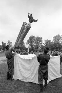 ARH NL Mellin 02-186/0005, Jugendfeuerwehr übt den Sprung auf ein Sprungtuch aus der Höhe , um 1970