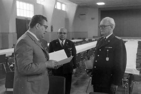 ARH NL Mellin 02-186/0006, Ehrung eines Mitglieds der Feuerwehr Burgdorf, um 1970