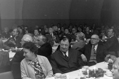 ARH NL Mellin 02-186/0008, Gäste an Tischen sitzend bei einer weihnachtlichen/winterlichen Veranstaltung, um 1970