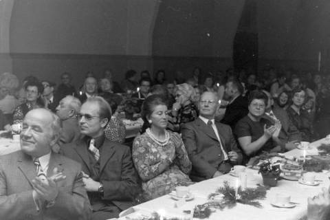 ARH NL Mellin 02-186/0009, Gäste an Tischen sitzend bei einer weihnachtlichen/winterlichen Veranstaltung, um 1970