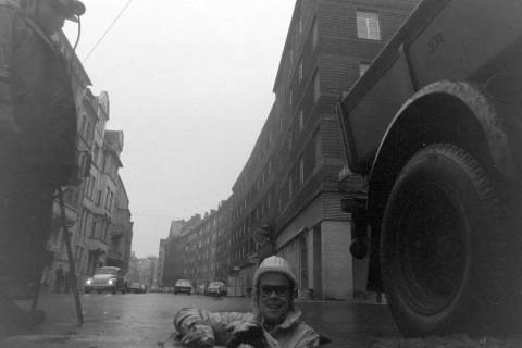 ARH NL Mellin 02-187/0001, Kanalarbeiter schaut aus einem Schacht auf der Kreuzung Voßstraße / Kriegerstraße, Hannover-List, um 1970
