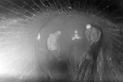 ARH NL Mellin 02-187/0002, Kanalarbeiter in der Kanalisation, um 1970