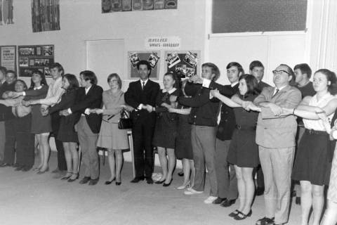 ARH NL Mellin 02-191/0001, Burgdorfer Chor(?) in einer Schule, Vanves, um 1970