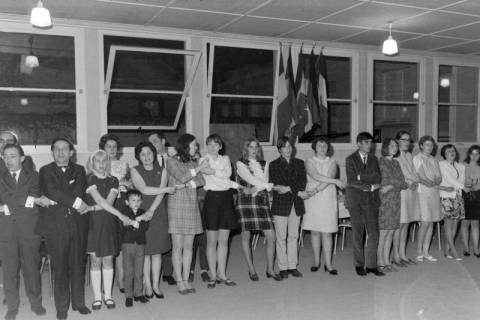 ARH NL Mellin 02-191/0002, Burgdorfer Chor(?) in einer Schule, Vanves, um 1970