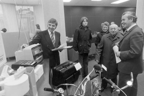 ARH NL Mellin 02-191/0007, Ehrung/Übergabe von Preisen ? an zwei ältere Personen, um 1974