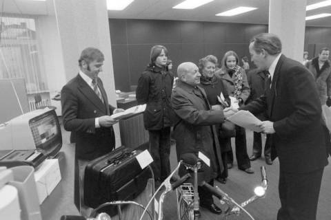 ARH NL Mellin 02-191/0008, Ehrung/Übergabe von Preisen ? an zwei ältere Personen, um 1974