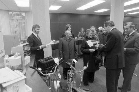 ARH NL Mellin 02-191/0009, Ehrung/Übergabe von Preisen ? an zwei ältere Personen, um 1974