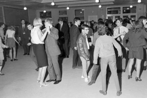 ARH NL Mellin 02-192/0010, Feierlichkeiten in einer Schule im Zuge des Austausches zwischen Burgdorf und Vanves, Vanves, um 1975