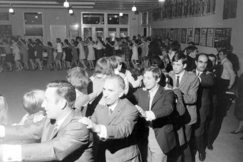 ARH NL Mellin 02-192/0012, Feierlichkeiten in einer Schule im Zuge des Austausches zwischen Burgdorf und Vanves, Vanves, um 1975