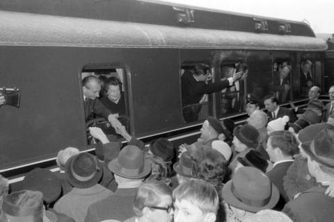 ARH NL Mellin 02-193/0002, Menschenmenge am Bahnsteig zur Verabschiedung von Personen in einem Zug, Hameln, um 1970