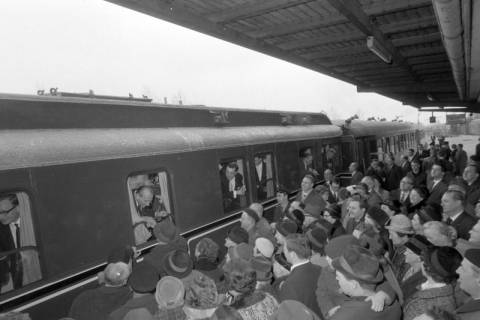 ARH NL Mellin 02-193/0003, Menschenmenge am Bahnsteig zur Verabschiedung von Personen in einem Zug, Hameln, um 1970