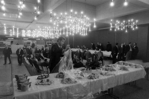 ARH NL Mellin 02-193/0011, Buffet bei einer Versammlung, um 1970