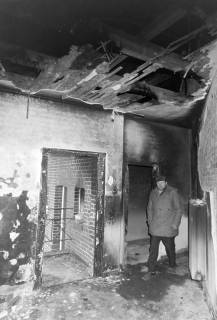 ARH NL Mellin 02-193/0012, Innenraum eines Gebäudes nach einem Brand, um 1970