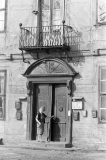 ARH NL Mellin 02-194/0003, Eingangstür zu einem Gutshaus?, um 1970