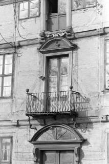 ARH NL Mellin 02-194/0004, Balkon über der Eingangstür eines Gutshauses?, um 1970