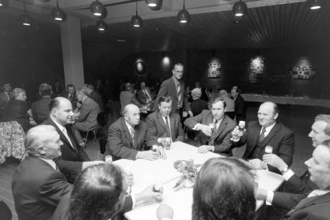 ARH NL Mellin 02-194/0006, Gemeinschaftliches Essen bei einer Versammlung, um 1970