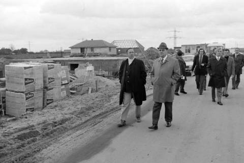 ARH NL Mellin 02-194/0012, Gruppe von Männern in einem Neubaugebiet, um 1970