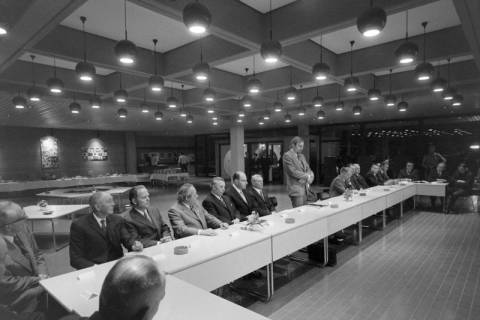 ARH NL Mellin 02-194/0016, Männer bei einer Versammlung, um 1970