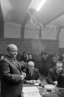 ARH NL Mellin 02.195/0004, Männer bei einer Versammlung in einer Gaststätte, um 1970
