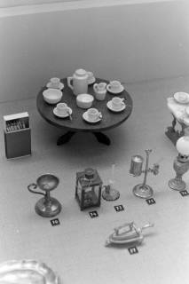 ARH NL Mellin 02-196/0011, Miniaturgeschirr und -gegenstände in einem Museum(?), um 1975