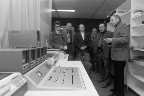 ARH NL Mellin 02-199/0006, Gruppe von Männern zur Besichtigung in Schulräumen?, um 1970
