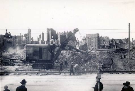 ARH Slg. Mütze 007, Trümmerräumung mit Bagger (Hochlöffeleinrichtung) auf dem Engelbosteler Damm?, Hannover, zwischen 1943/1949