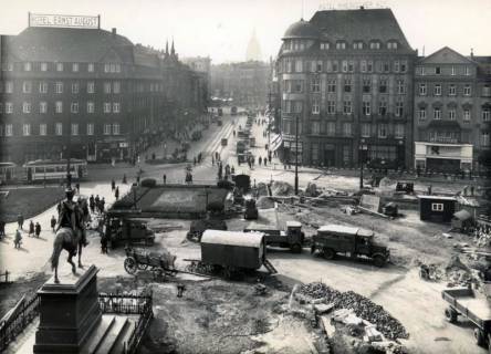 ARH Slg. Mütze 198, Umbau des Ernst-August-Platzes und Blick in die Bahnhofstraße, Hannover, 1938