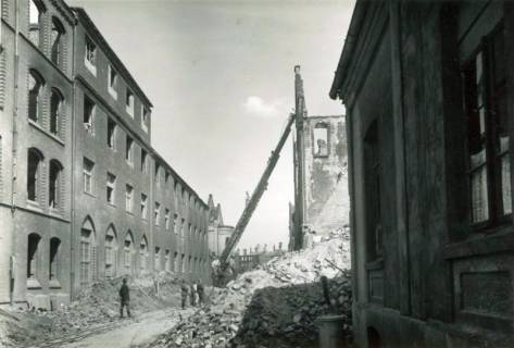 ARH Slg. Mütze 232, Trümmerräumung mit Drehleiter in der Henriettenstraße (heute Sonnenweg), Hannover, zwischen 1943/1945