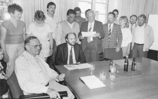 ARH Slg. Bartling 76, Gruppenbild von städtischen Bediensteten mit Bürgermeister Henry Hahn, Neustadt a. Rbge., um 1985