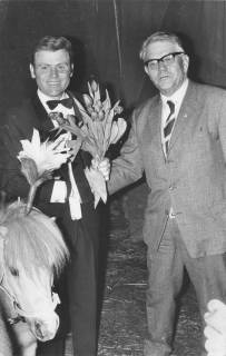 ARH Slg. Bartling 225, Der Neustädter N. Goldmann (rechts) überreicht dem Zirkus-Dompteur Gerd Simoneit einen Strauß Tulpen, 1970
