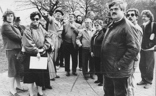 ARH Slg. Bartling 250, Stadtführung einer gemischten Gruppe durch Stadtdirektor Felix Rohde (mit Baskenmütze), um 1980