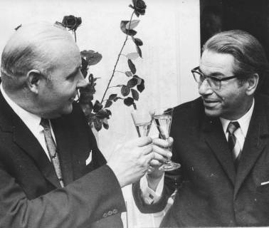 ARH Slg. Bartling 296, Stadtdirektor Otto Hergt und der Vorsitzende des Großraumverbandes Hannover H. Ziegler stoßen an mit einem Glas Sekt, um 1970