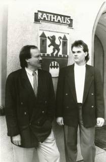 ARH Slg. Bartling 317, Städtische Verwaltungsmitarbeiter Walter Berking (li.) und Michael Kugel vor dem "Firmenschild" des Rathauses an der Theodor-Heuss-Straße 18, um 1990