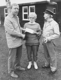 ARH Slg. Bartling 397, Rüdiger Schneider (ehemaliger Betriebsrat Kali Chemie bzw. Solvay) überreicht dem Ehepaar Sofie und August Bolz einen Briefumschlag vor dem Tierheim, Neustadt a. Rbge., um 1974