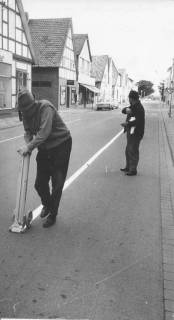 ARH Slg. Bartling 398, Zwei Arbeiter bei Straßenmarkierungsarbeiten in der Leinstraße, 1969