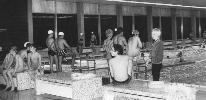 ARH Slg. Bartling 403, Badebetrieb, Blick über die Bänke am Beckenrand auf das Schwimmerbecken des Hallenbades, 1972