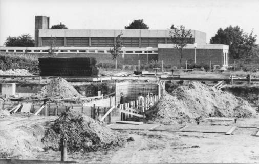 ARH Slg. Bartling 409, Ausschachtungsarbeiten für das neue Hallenbad, im Hintergrund die Turnhalle, 1970