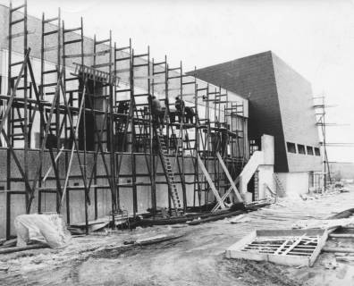 ARH Slg. Bartling 411, Bau des Hallenbades, Außenarbeiten mit Gerüst, Ansicht von Süden (Bunsenstraße), 1971