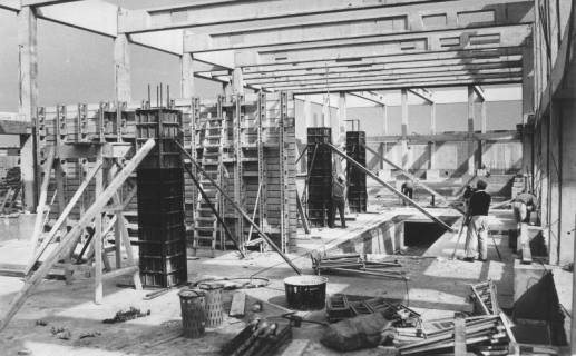ARH Slg. Bartling 412, Bau des Hallenbades, Blick durch das Innere mit Beton-Pfeilern und -Balken, 1971