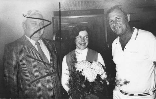 ARH Slg. Bartling 413, Hans-Günter Jabusch , Stadtkämmerer, und Helmut Janssen, Bademeister, überreichen einer Frau einen Blumenstrauß, 1972